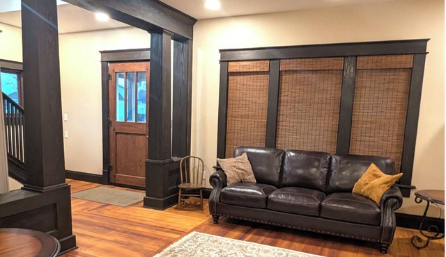 1920s Restored Home-walk to MSQC shops, Quilt Town USA