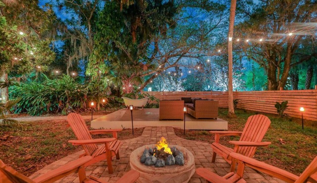 1920s Speakeasy, Horses & Hot Tub | 5mi to Beach
