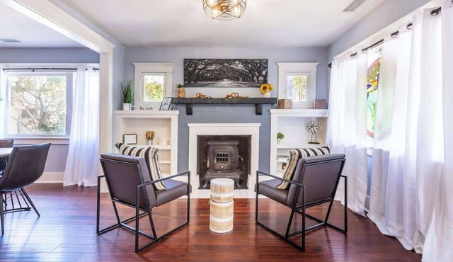 1921 Craftsman Home in "Wood Streets" Near Downtown with Fully Fenced Backyard!