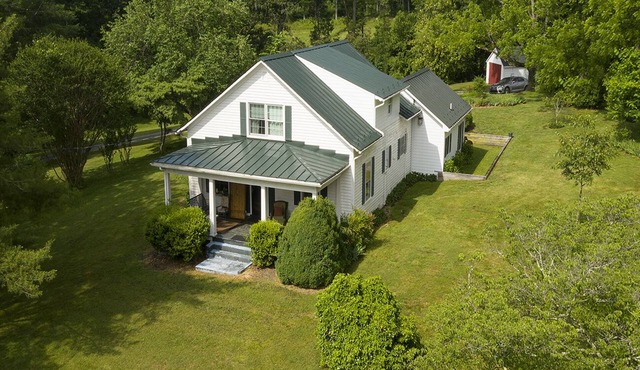 1924 Original 3+ BR Farmhouse overlooking Possum Trot Creek!
