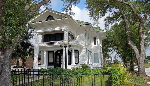 1925 "Haunted" Fredrichsen Manor