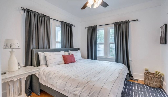 1926 Historic Duplex/Near U of A/1 BR & 1 BA