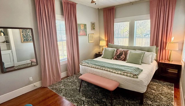 1929 Historic Premium Stay - Dog-Friendly, Downtown Riverwalk Frost, SPURS, JBSA