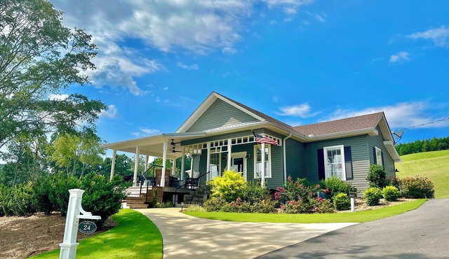 1930's Bungalow "Imperfect Perfection" Pool, hottub, Kayaks, firepit, & more!