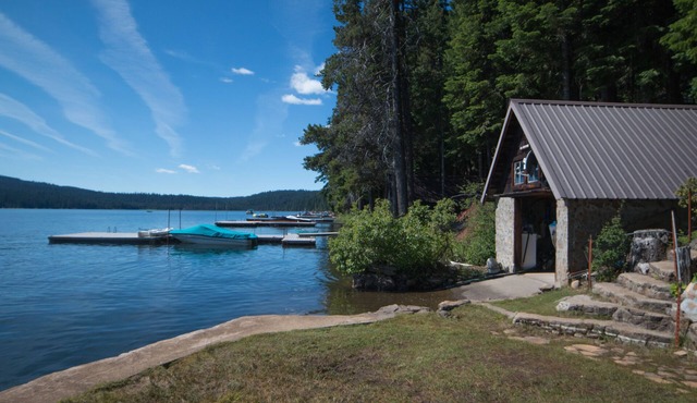 1930's Historic cabin on Lake of the Woods waterfront. Memories are made here.