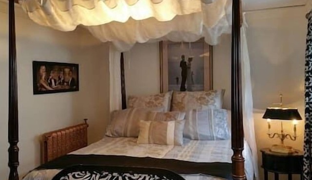 1930's Nostalgic Boutique Loft Canopy Beds