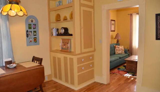 1930's Style Apartment by Downtown