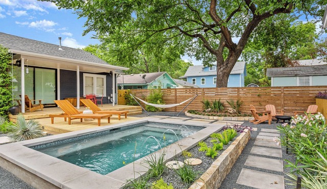 1930s East Austin Bungalow - Heated Pool - Dining