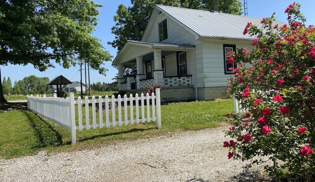 1930s Farmhouse Stay on 2 Acres