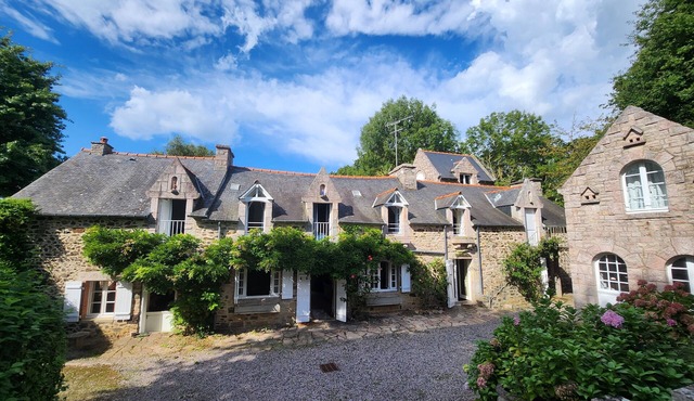 1930s-style house, modern comforts 370m² + large garden 10-minute walk from beach.