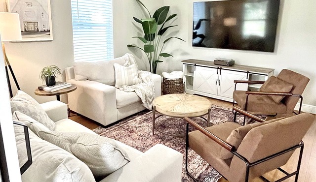 “1933” Sleeps 6, King Beds, Spacious, 5 min walk to downtown Mt. Dora