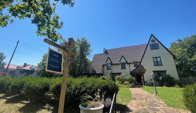 1935 Muskogee English Tudor Home - 2nd Floor Merlot Room