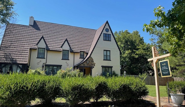 1935 Muskogee English Tudor Home - 1st Floor Peacock Room - Handicap Accessible