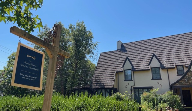 1935 Muskogee English Tudor Home – 3rd Floor Waterfall Room