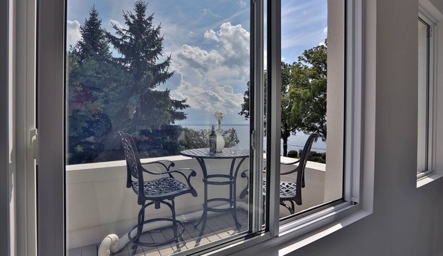 1938 Art Deco Waterfront Apt w Rooftop Terrace, BBQ & Lakeview
