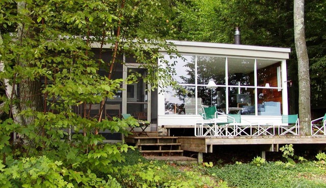1938 Lakeside Cottage - Big Glen Lake Waterfront, Historic 30's Modern Cabin
