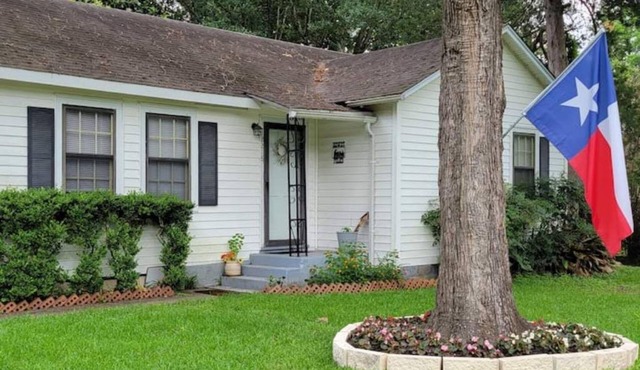 1940's Charming Home w/Lake-Park View in Quiet, very Family Friendly Area
