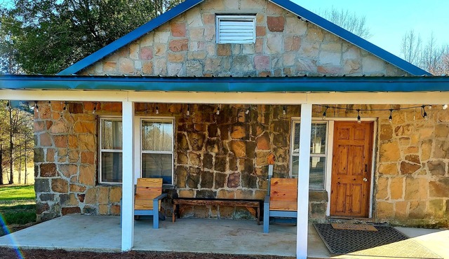 1940's Farmhouse Cottage -Hot Tub! Wi-Fi! No Cleaning Fees!
