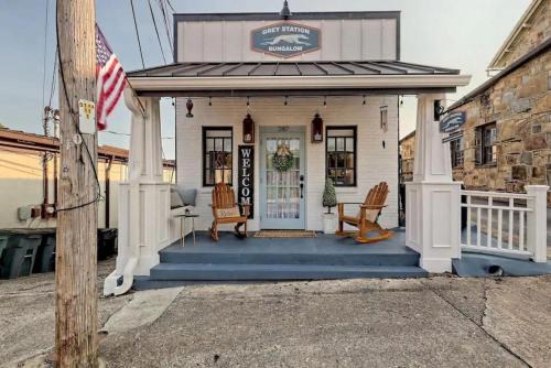1940's Historic Bungalow with King Bed and Pet Friendly