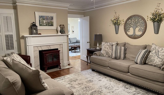 1940s 3 Bedroom 2 Bath fully furnished home in the historic Overlook District