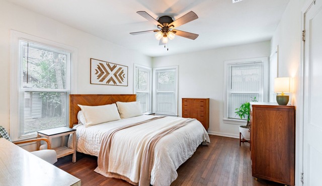 1940s Cottage - Walking Distance!