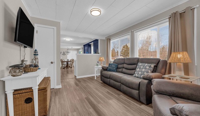 1954 Oar House - Cozy Beach Home w Beach Access!