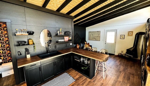 1970s Modern Floating River Cabin-HOT TUB!