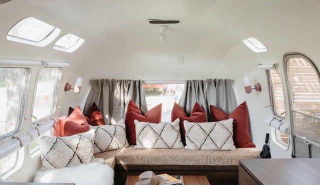 1971 Vintage Modern Airstream w/Cowboy Tub near PEC