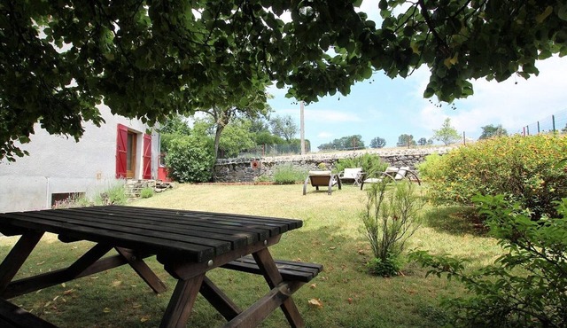 19th-century farmhouse with fireplace near Doulon gorges
