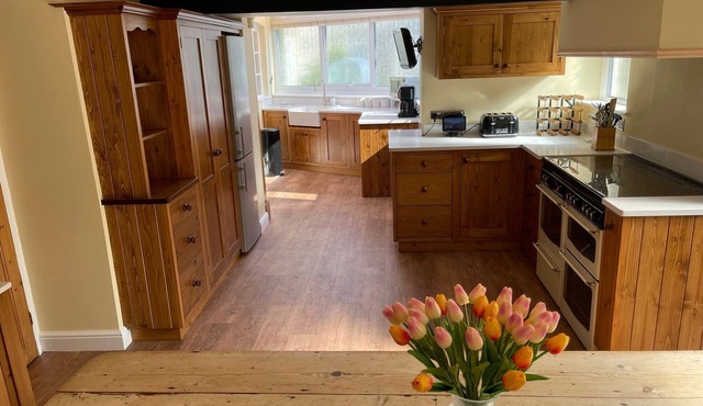 19th Century Hamstone family home with separate annex and large, private garden