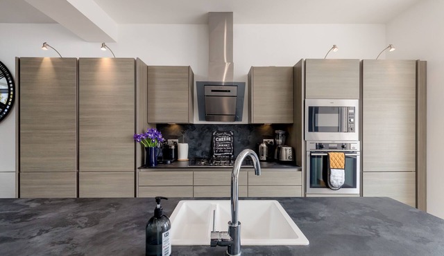 19th Century Luxury Lodge, Hot Tub+Grdn, Sleeps 8