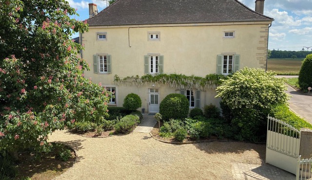 19th century manor house "la belle vie" 14/15 persons 5 min from Beaune