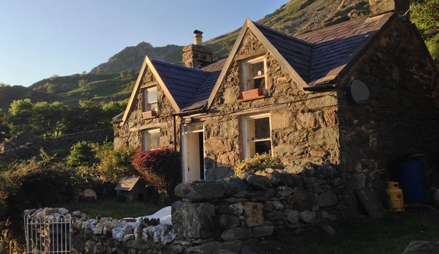 19th century Snowdonia Mountain Cottage Peaceful & Tranquil (Pet Friendly)