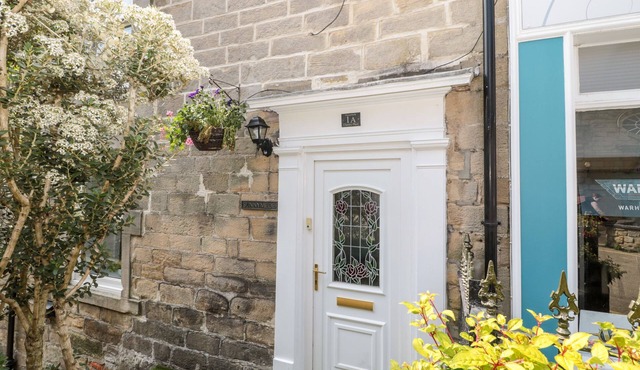 1A CHANTRY PLACE, family friendly, with a garden in Morpeth