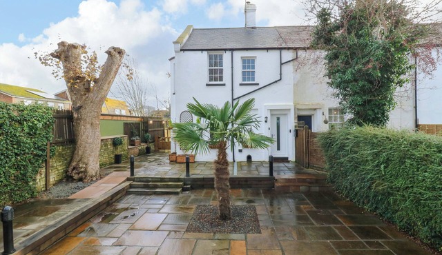 1A COASTGUARD COTTAGES, family friendly in Rye Harbour