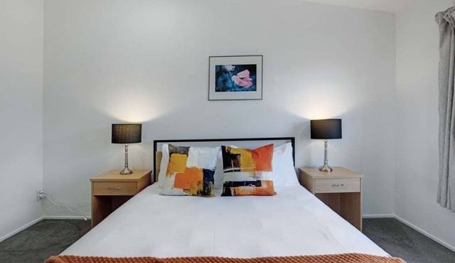 1A Great Apt 2 BR Garage Parking 1 Stop on Train to Eden Park