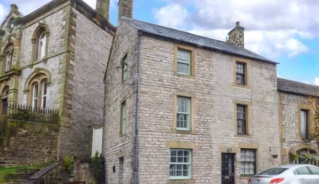 1A MARKET SQUARE, pet friendly, with a garden in Tideswell