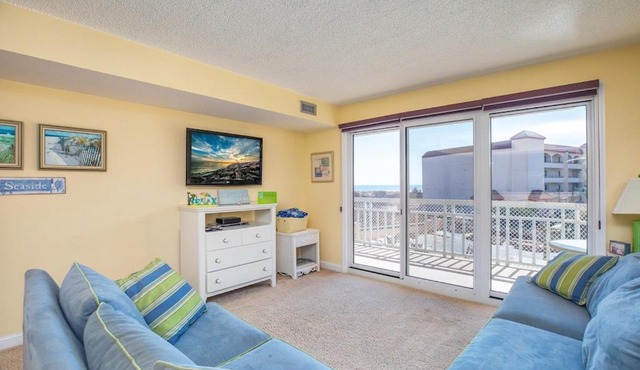 1B/1B condo with Ocean views, Resort style, Free WIFI, Few steps to the Beach!