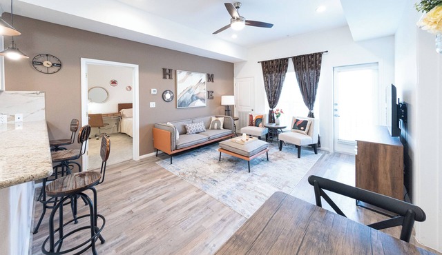 1B ~Chic 2-bedroom condo with WiFi, AC in fantastic Katy