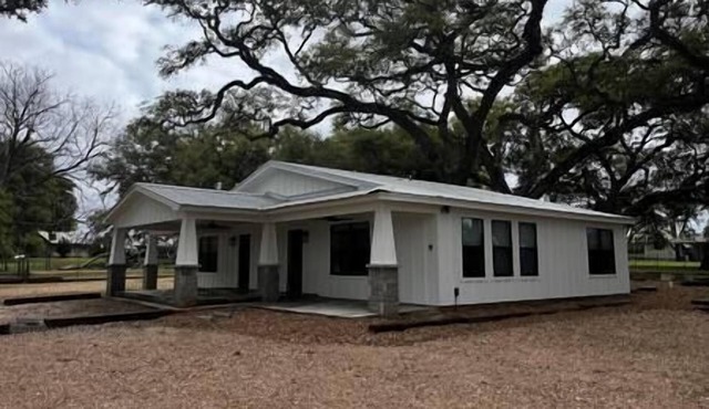 1B- Country Escape Under TX Oaks!