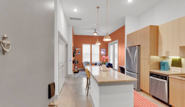 1B1B LUX 1st Flr Apt-2min to TCU+King Bed+Pool+Gym