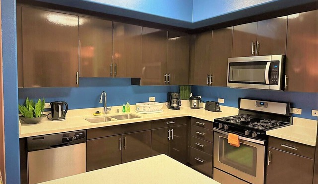 1B1B Luxury Apartment Center area POOL/GYM/MALLn
