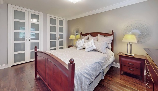 1b1b Queen bed, share bathroom, Sheppard Elegant house 5mins to Fairview mall
