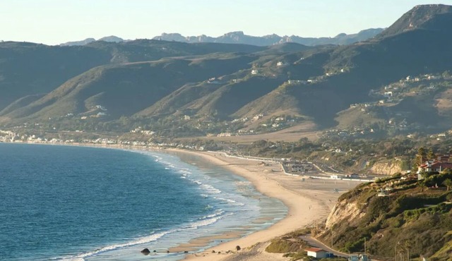 1bd/1ba retreat in Mountains, Pool, jacuzzi, gym! 8 min to Malibu beach!