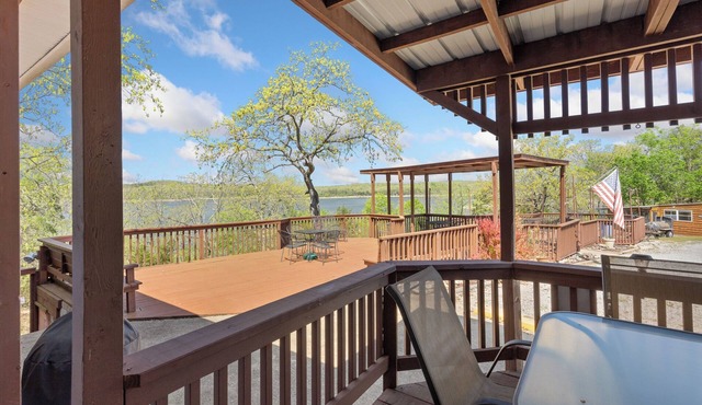 1bd/1bath cabin with beautiful views of Bull Shoals Lake in a quiet, peaceful area.
