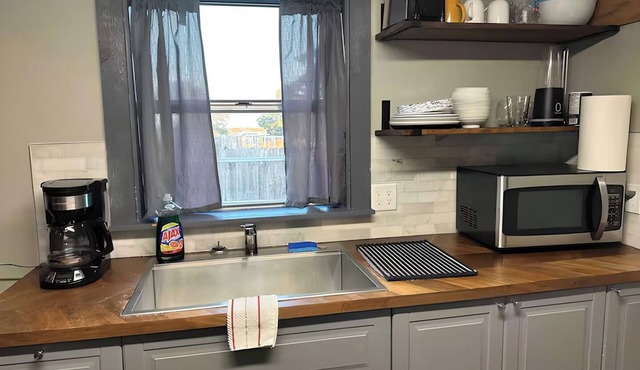 1bd Loft Close to Roscoe /Snyder. Ample parking, Good Wifi, Very Private