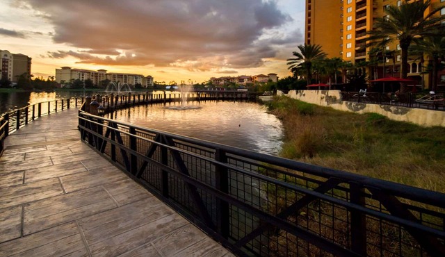1BD/Orlando - Near Disney - 5 Pools, Outdoor Bar, Game Room and more!