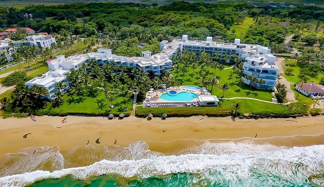 1BD sea-views condo on sandy beach, in secure resort with pool!