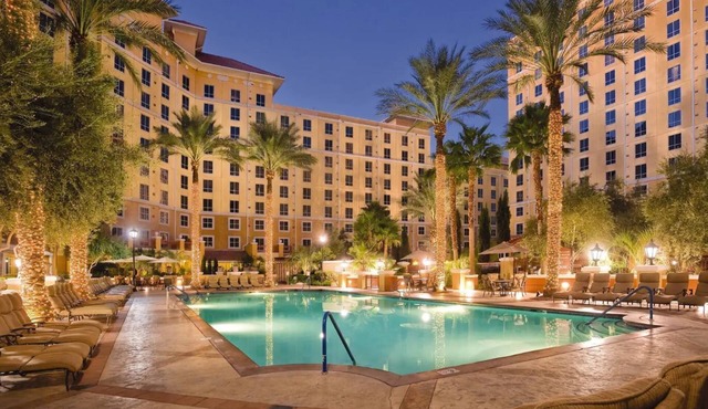 1BD/Vegas - Bar, Pools, Hot Tubs, & Theater!