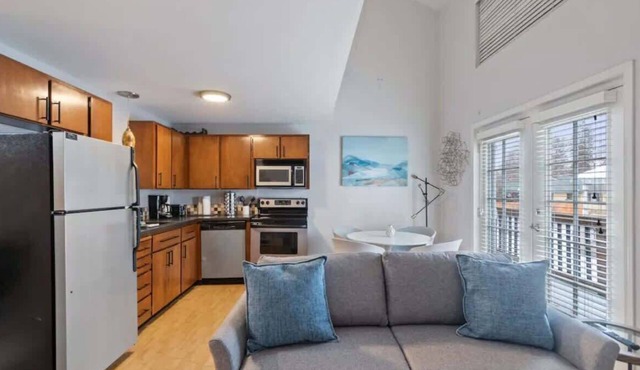 1bdrm townhouse in Perry District